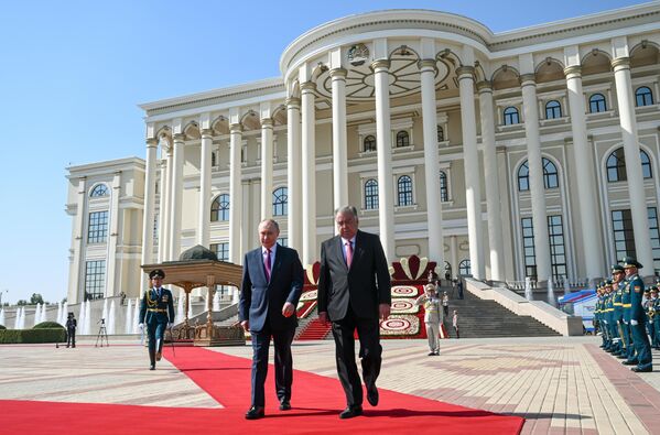 Путин и Рахмон у здания Дворца Нации. - Sputnik Абхазия