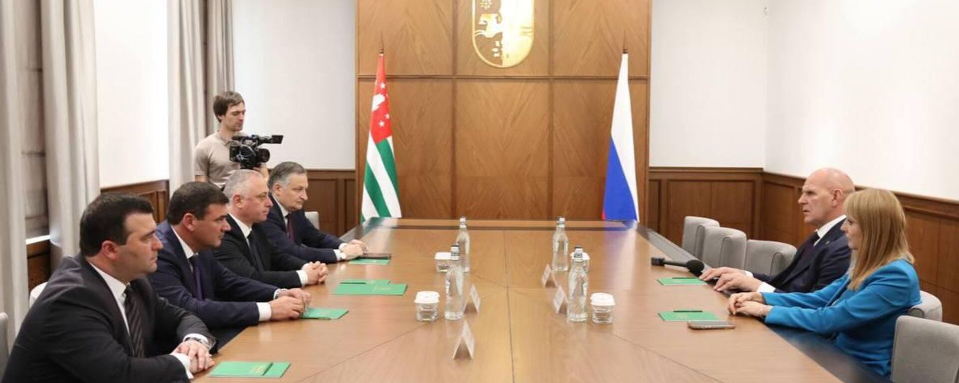 Президент Абхазии Бадра Гунба встретился с сенатором РФ, трехкратным Олимпийским чемпионом Александром Карелиным и депутатом Госдумы Светланой Журовой - Sputnik Аҧсны, 1920, 09.10.2025