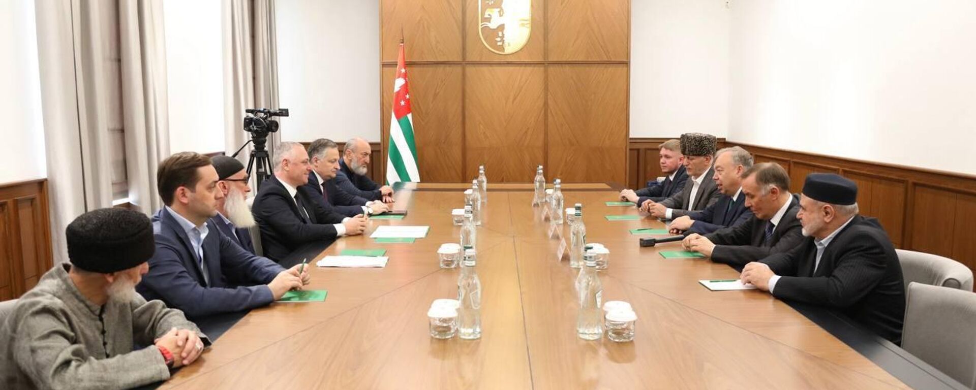 Бадра Гунба принял участников абхазо-адыгского форума  - Sputnik Абхазия, 1920, 09.10.2025