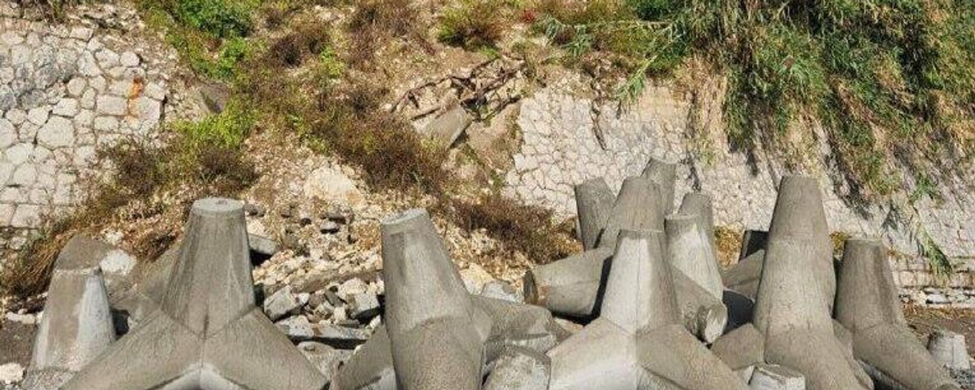 Установку тетраподов на участке Золотой пост для защиты железнодорожного полотна от разрушений проведет АЖД - Sputnik Аҧсны, 1920, 09.10.2025