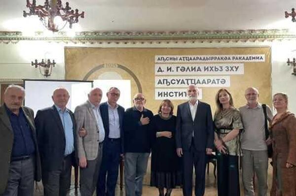 Встреча абхазских и северокавказских писателей Встреча абхазских и северокавказских писателей - Sputnik Аҧсны