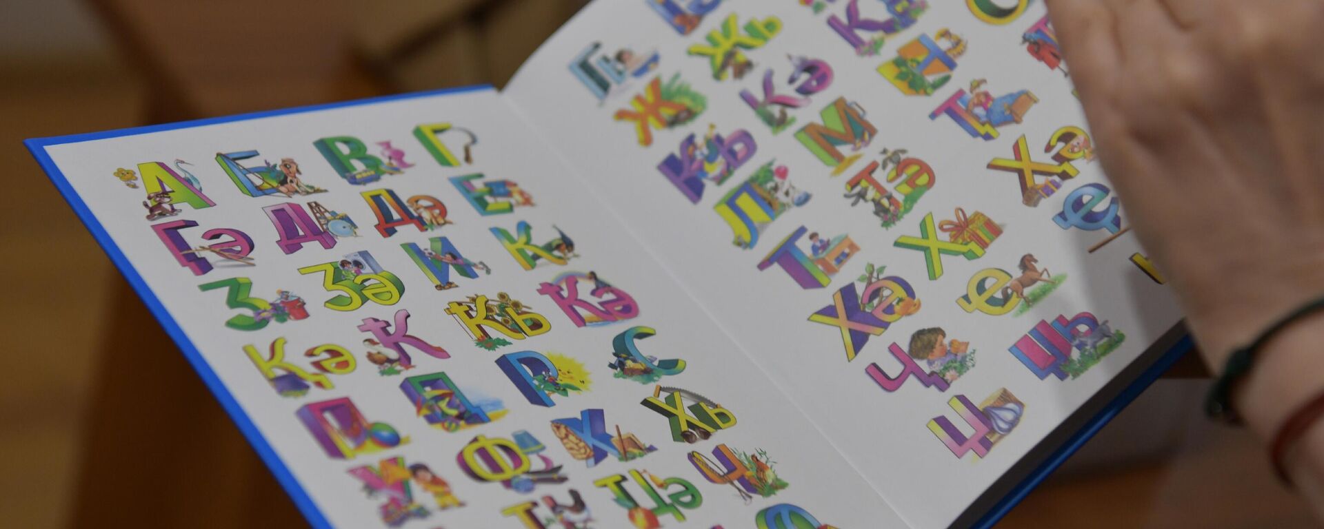 Передача книг для проекта Детские комнаты в поликлиниках - Sputnik Аҧсны, 1920, 27.10.2025