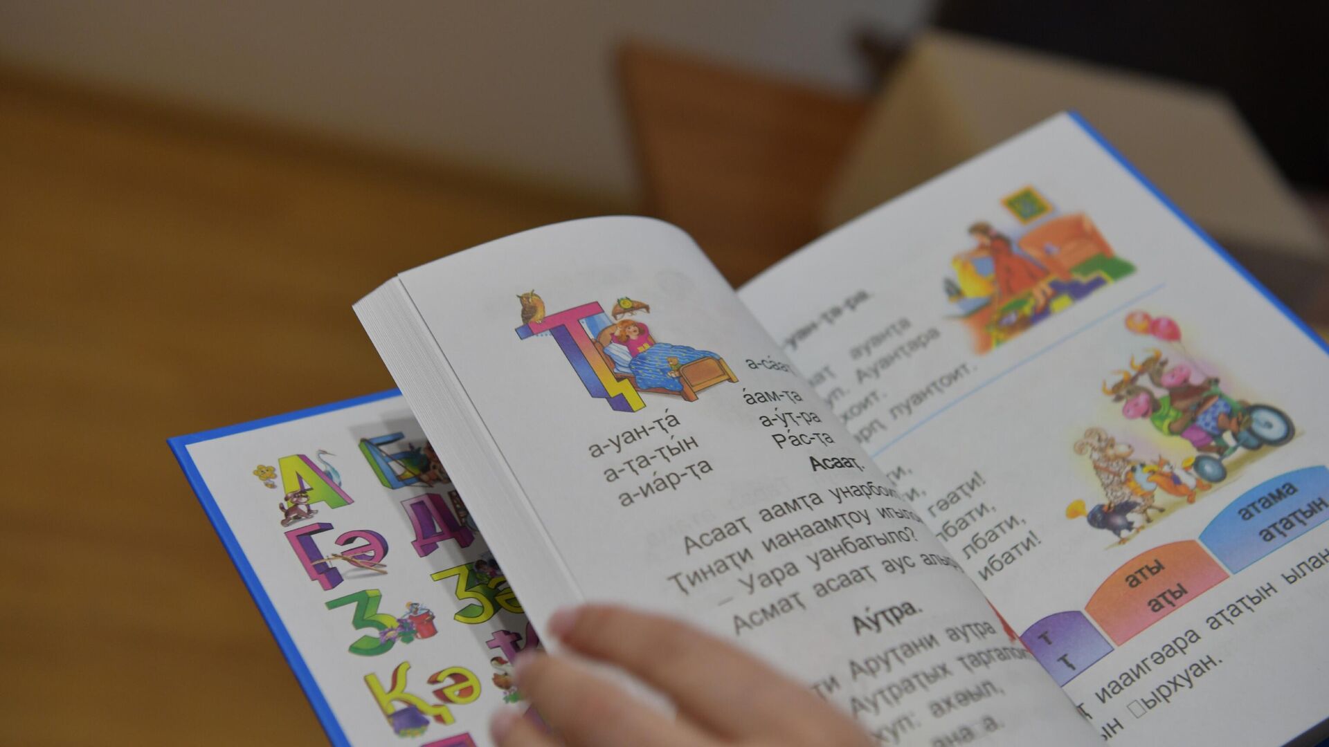 Передача книг для проекта Детские комнаты в поликлиниках - Sputnik Абхазия, 1920, 13.01.2026