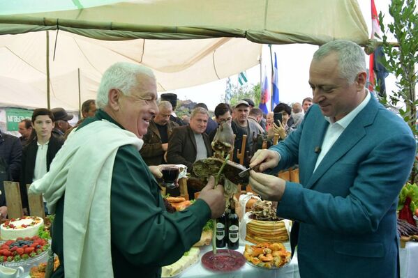 Аԥсны ахада Бадра Гәынба Лыхны "Аҽаҩраныҳәа" даҭааит. Иара араион иқәынхо, иара убас асасцәа аныҳәамш рыдиныҳәалеит. Аԥсны ахада Бадра Гәынба Лыхны "Аҽаҩраныҳәа" даҭааит. Иара араион иқәынхо, иара убас асасцәа аныҳәамш рыдиныҳәалеит. - Sputnik Аҧсны