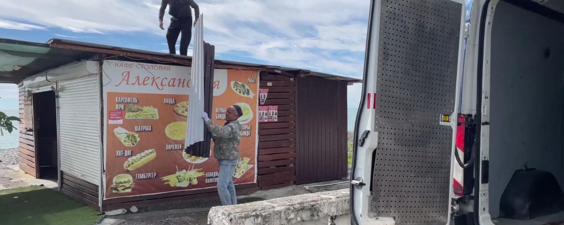 Более 50 торговых павильонов демонтировали на набережной Диоскуров в Сухуме - Sputnik Абхазия, 1920, 14.10.2025