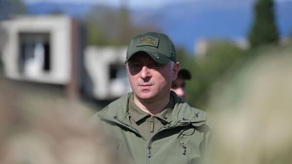 Президент Абхазии Бадра Гунба провел смотр готовности резервистов Гудаутского района в рамках оперативно-тактических учений Генштаба ВС. - Sputnik Абхазия