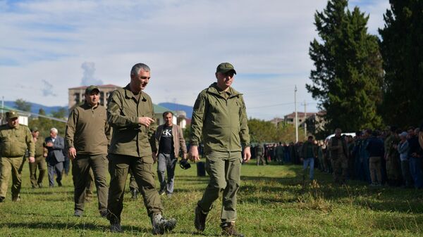 Президент Абхазии Бадра Гунба провел смотр готовности резервистов Гудаутского района в рамках оперативно-тактических учений Генштаба ВС. - Sputnik Аҧсны