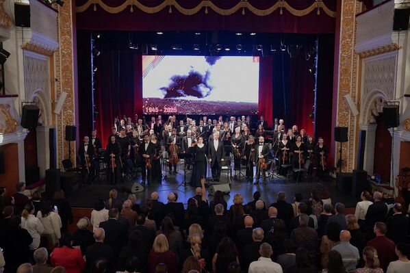 Выступление артистки началось с исполнения композиции &quot;Священная война&quot;. Ее зрители слушали стоя. - Sputnik Абхазия