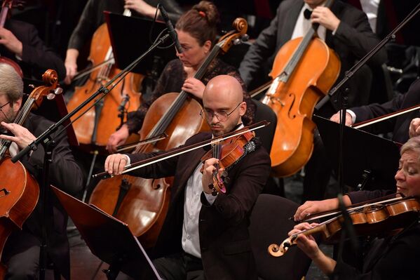 После завершения программы зрители аплодировали музыкантам стоя - Sputnik Абхазия