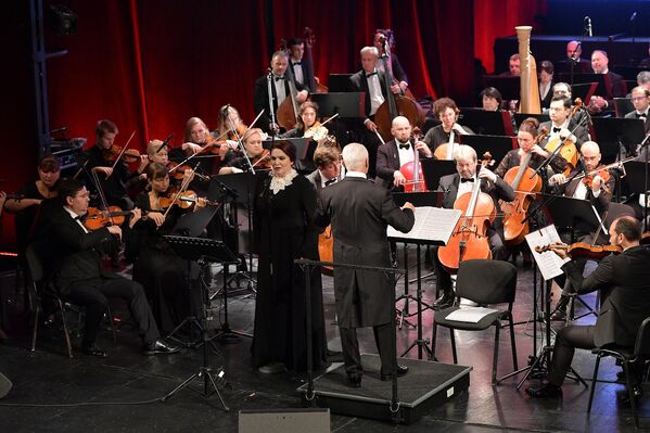 Для тех, кому не хватило места в зале, установили большой экран и сиденья на площади у здания. - Sputnik Абхазия