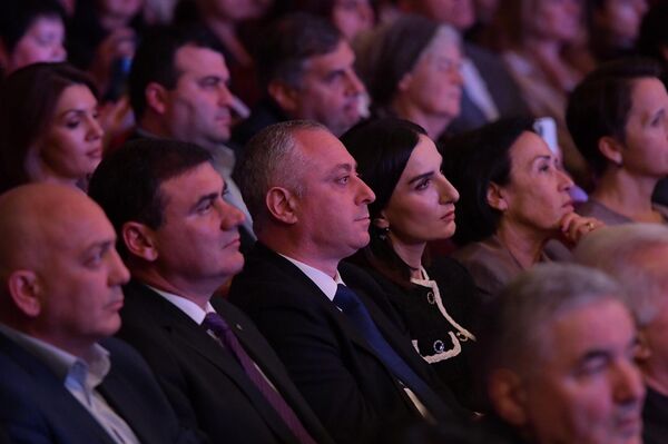 Выступление Хиблы Герзмава и Национального филармонического оркестра посетил и президент Абхазии Бадра Гунба с супругой Ирмой Хашиг. - Sputnik Абхазия