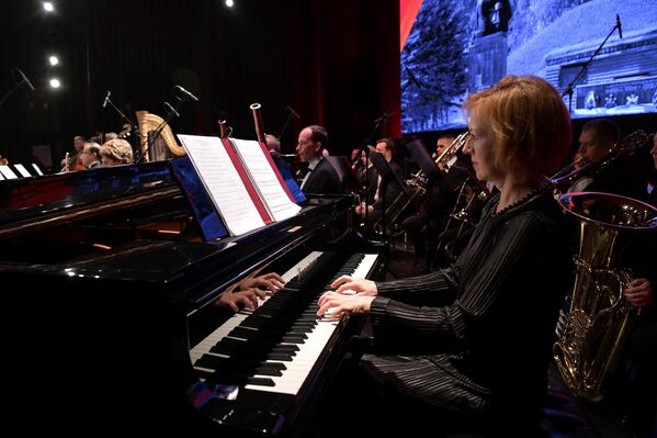 Поклонники творчества оперной дивы начали собираться у драмтеатра задолго до начала концерта. - Sputnik Абхазия
