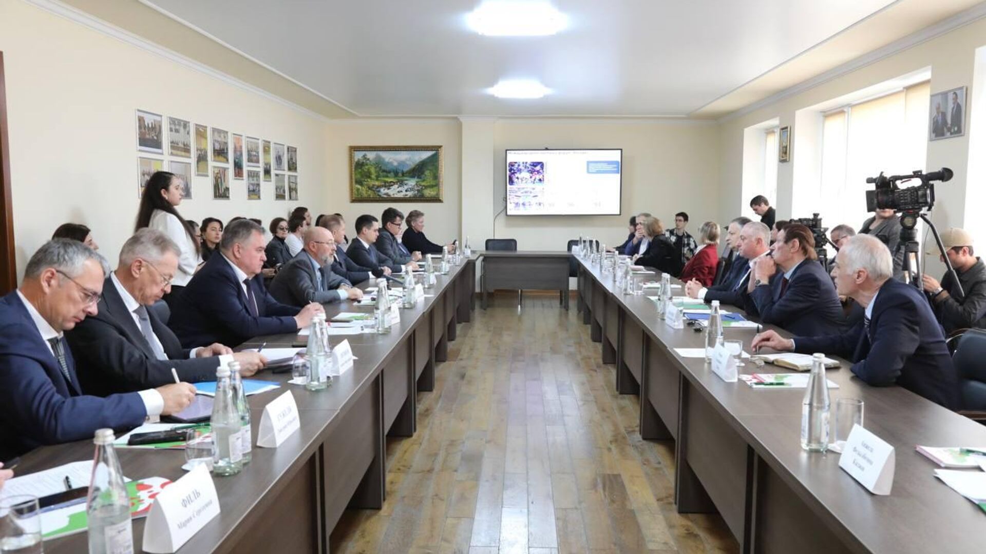 Круглый стол на тему Абхазия и Россия: общий цивилизационный путь начался в АГУ Круглый стол на тему Абхазия и Россия: общий цивилизационный путь начался в АГУ - Sputnik Абхазия, 1920, 16.10.2025