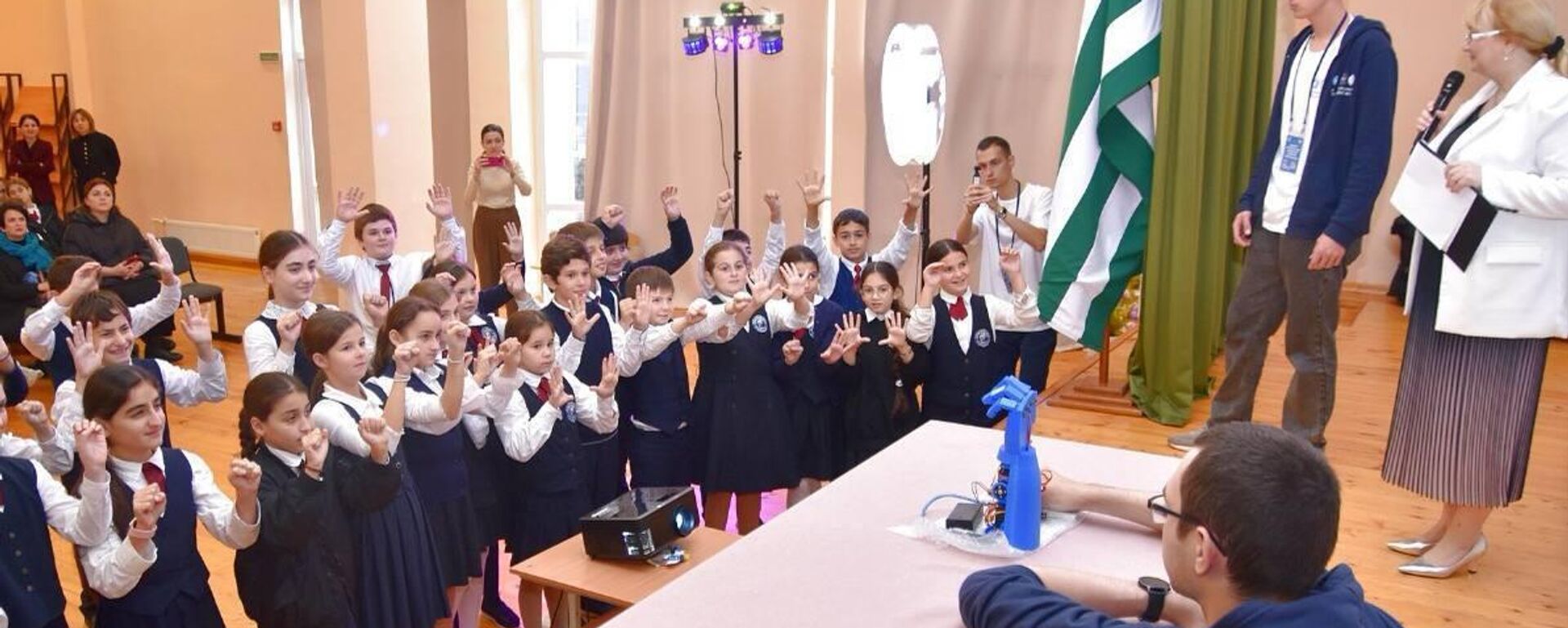 Технологический марафон Мобильный технопарк стартовал в Абхазии - Sputnik Абхазия, 1920, 20.10.2025