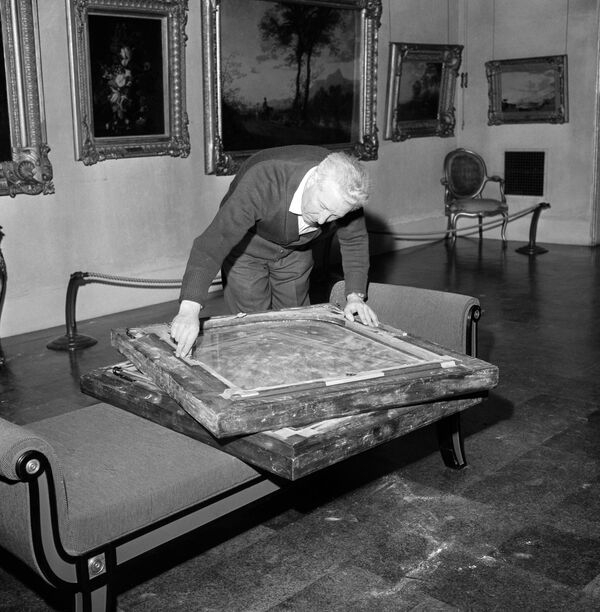 Хранитель галереи осматривает пустые рамы после кражи восьми картин, включая произведения Рембрандта и Рубенса. - Sputnik Абхазия