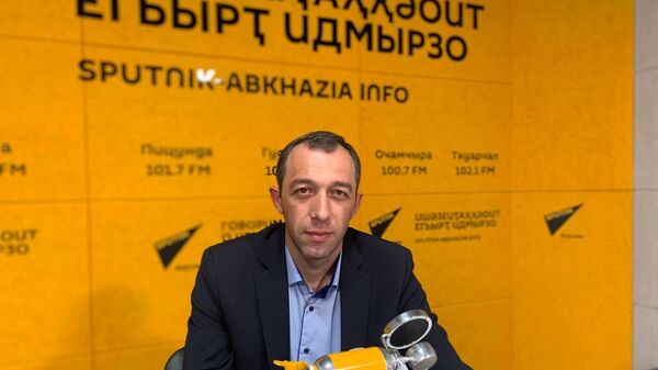 Исполнение поручения по программе Жилище. Беседа с представителем Минсоцобеспечения - Sputnik Абхазия