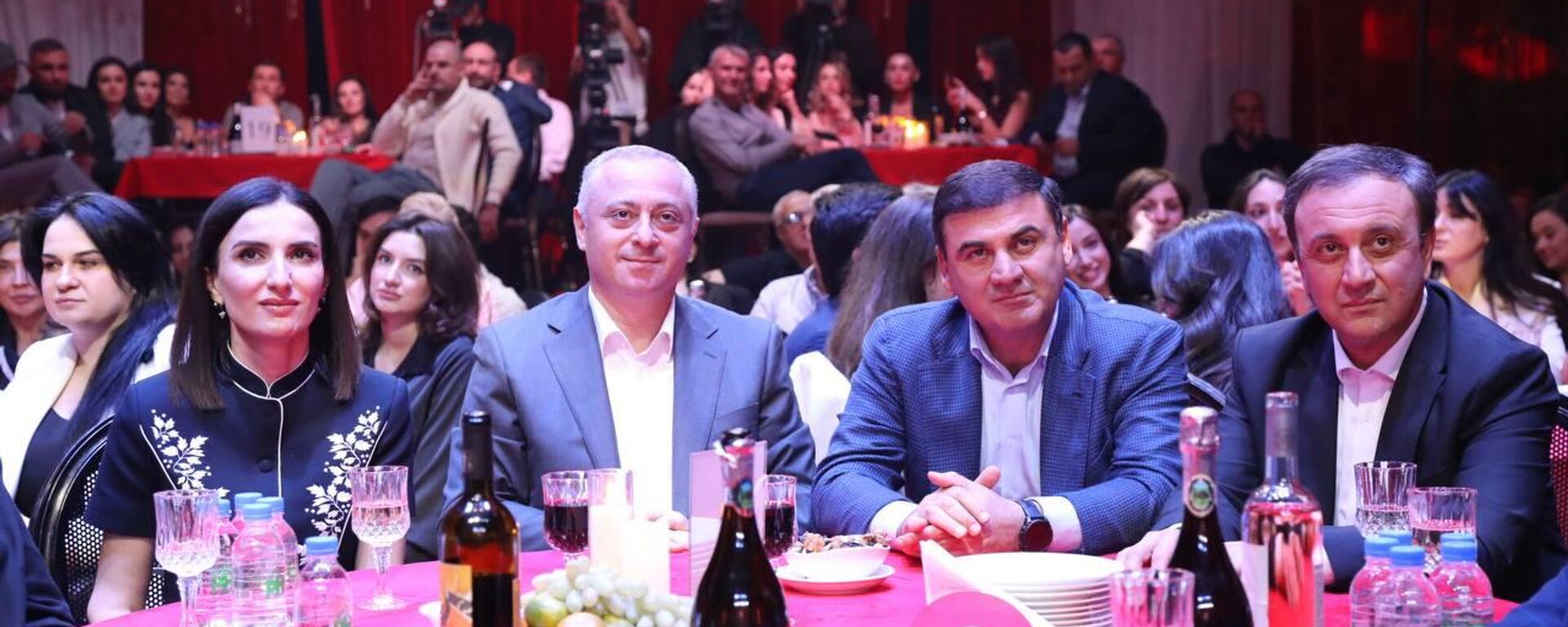 Президент Абхазии Бадра Гунба посетил юбилейный вечер Алаф Клаб - Sputnik Абхазия, 1920, 22.10.2025