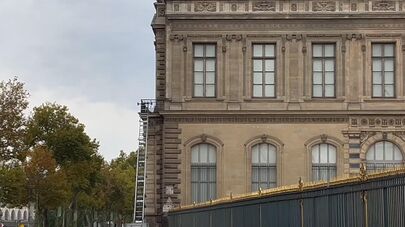 Обстановка на месте ограбления музея Лувр в Париже