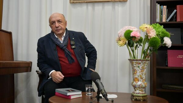 Апоет, аиҭагаҩ Денис Чачхалиа иавтортә хәылԥазы мҩаԥысит Аҟәа Дырмит Гәлиа илитература-мемориалтә музеи аҿы - Sputnik Аҧсны
