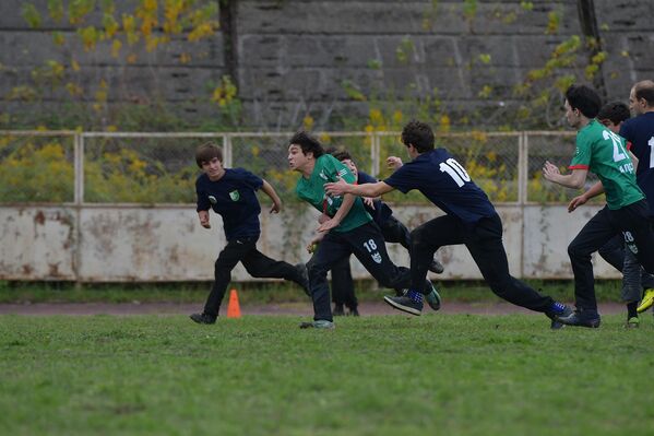 Капитаны команд сбивают деревянными палками мяч, игроки должны добежать до финиша и не попасться соперникам. - Sputnik Абхазия