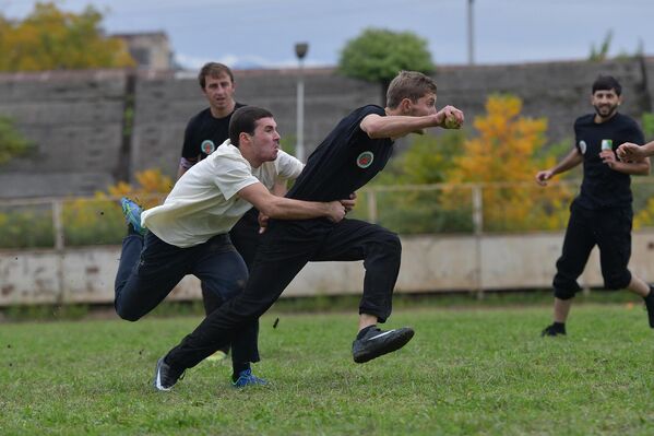 Победу среди юниоров одержали сухумские школы №1 и №5, среди взрослых - афонский &quot;Апсар&quot; и &quot;Члоу&quot;. - Sputnik Абхазия