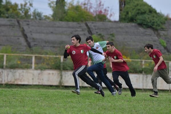 За победу в первом туре боролись пять команд. - Sputnik Абхазия