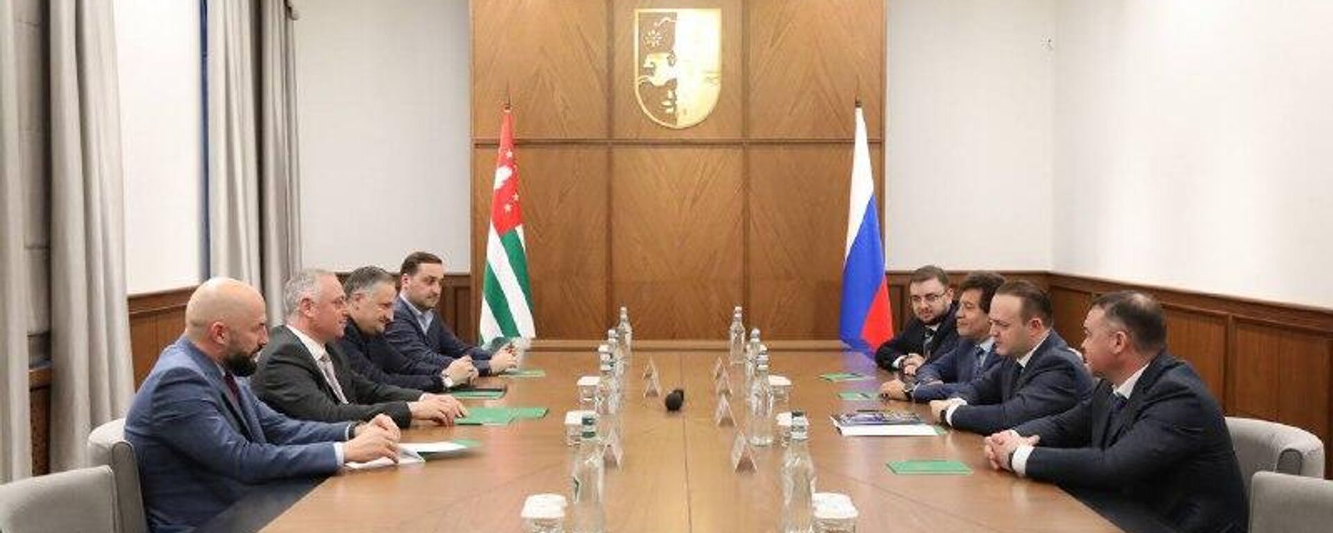 Бадра Гунба обсудил вопросы сотрудничества с делегацией Госдумы России Бадра Гунба обсудил вопросы сотрудничества с делегацией Госдумы России - Sputnik Абхазия, 1920, 27.10.2025