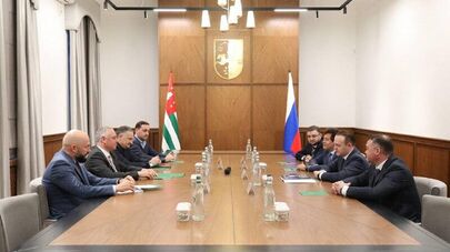 Бадра Гунба обсудил вопросы сотрудничества с делегацией Госдумы России