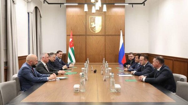 Бадра Гунба обсудил вопросы сотрудничества с делегацией Госдумы России - Sputnik Абхазия