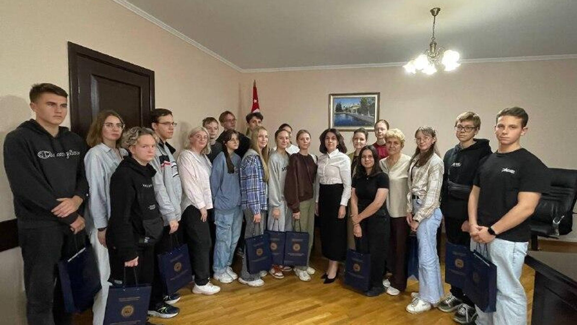 Аԥсны аҵара аминистр Хана Гәынԥҳа Псковтәи аобласт ашколхәыҷқәа дырԥылеит Аԥсны аҵара аминистр Хана Гәынԥҳа Псковтәи аобласт ашколхәыҷқәа дырԥылеит - Sputnik Аҧсны, 1920, 27.10.2025