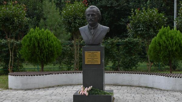 Церемония возложения цветов к памятнику  Дмитрия Гулиа прошла в Пицунде - Sputnik Абхазия