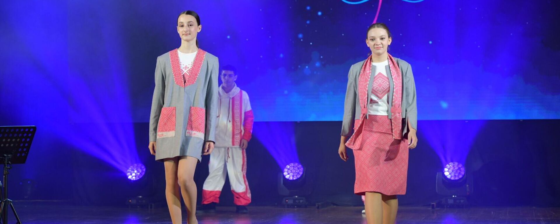 Показ коллекций проекта Территория успеха: Мода прошел в Абхазской госфилармонии - Sputnik Абхазия, 1920, 29.10.2025