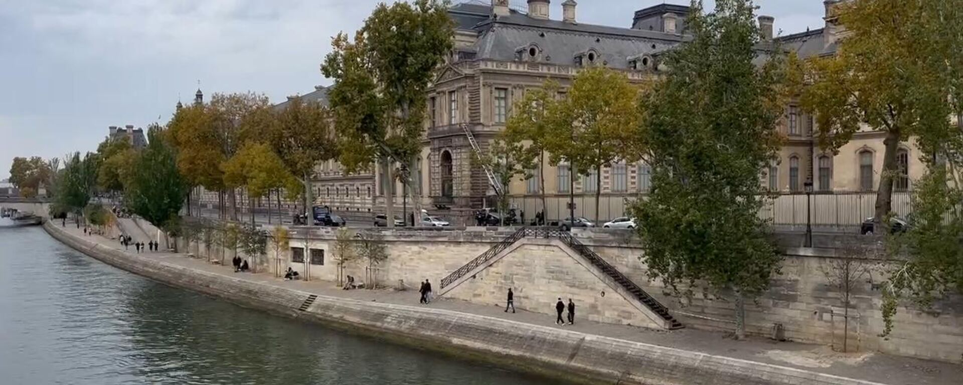 Обстановка на месте ограбления музея Лувр в Париже - Sputnik Абхазия, 1920, 30.10.2025