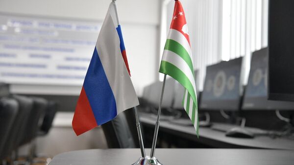 Флаги Абхазии и России - Sputnik Абхазия