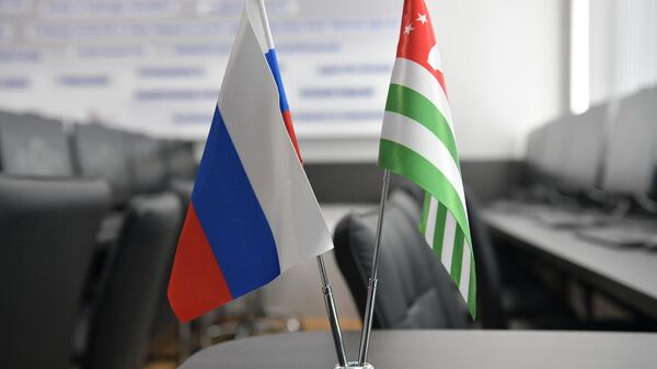 Флаги Абхазии и России - Sputnik Аҧсны