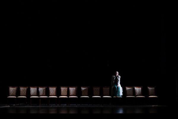 Актеры передают внутренний конфликт героев, отражая сложные взаимоотношения и драму, заложенные в пьесе. - Sputnik Абхазия