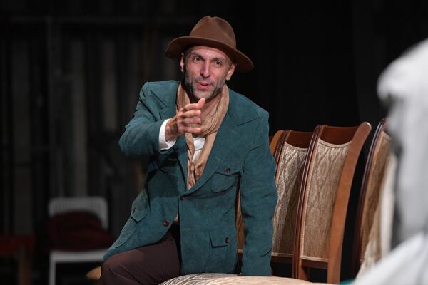 На сцену вышел и оперный певец Алхас Ферзба в роли Бориса Тригорина. - Sputnik Абхазия