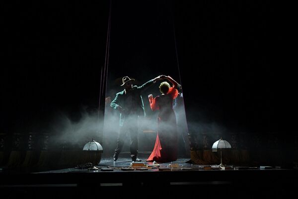 Эмоциональный финал подчеркивает тему неразделенной любви и мечты, оставляя зрителя в размышлениях о судьбах персонажей. - Sputnik Абхазия