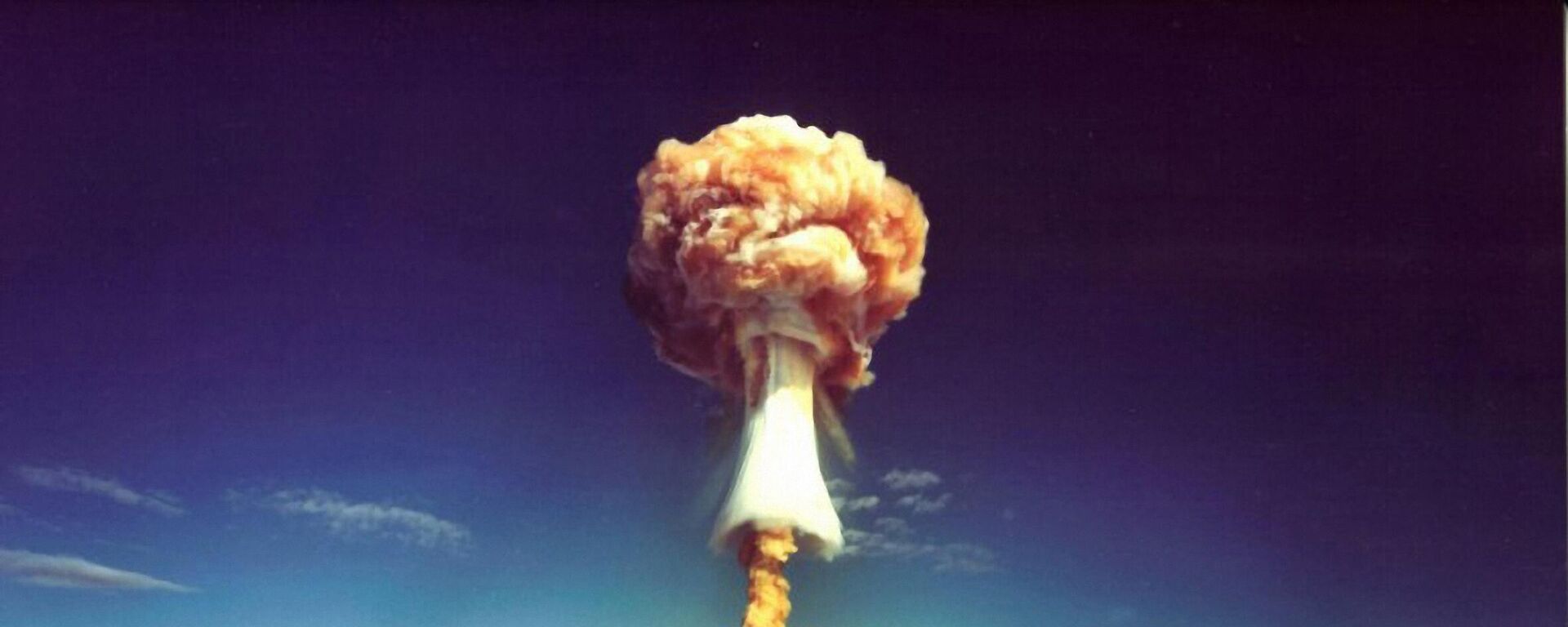 Грибовидное облако после взрыва французской атомной бомбы над атоллом Муруроа, также известным как Аопуни. 1971 год Грибовидное облако после взрыва французской атомной бомбы над атоллом Муруроа, также известным как Аопуни. 1971 год - Sputnik Абхазия, 1920, 02.11.2025