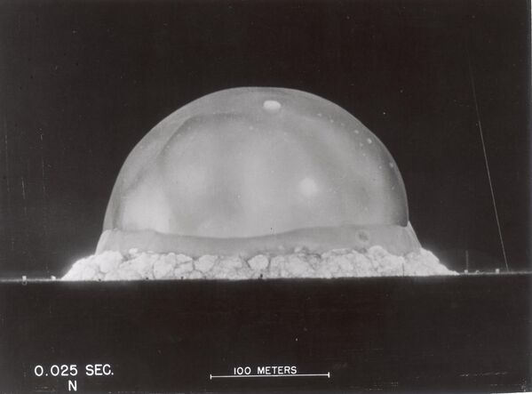 Изображение с подписью &quot;0,025 секунды&quot; первого ядерного испытания под кодовым названием &quot;Тринити&quot;, проведённого Лос-Аламосской национальной лабораторией в Аламогордо, штат Нью-Мексико, около 1945 года. - Sputnik Абхазия