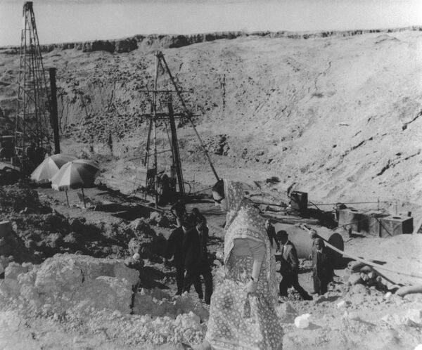 Премьер-министр Индии Индира Ганди посещает испытательный полигон Покхран в штате Раджастхан, Индия, 12 декабря 1974 года. Здесь 18 мая 1974 года было проведено первое ядерное испытание Индии под кодовым названием &quot;Улыбающийся Будда&quot;. - Sputnik Абхазия