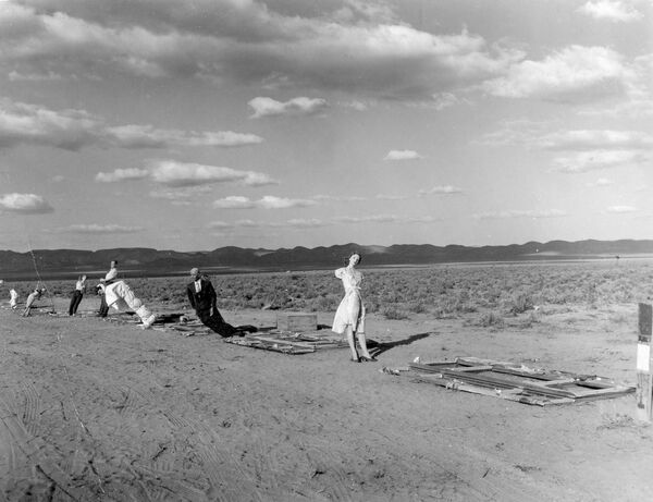 Ряд манекенов, расположенных в 7000 футах от эпицентра взрыва во время одного из ядерных испытаний, проведённых в рамках операции &quot;Teapot&quot; на испытательном полигоне в Неваде между февралем и маем 1955 года. Эти манекены, хотя некоторые и были повалены, не сгорели. - Sputnik Абхазия