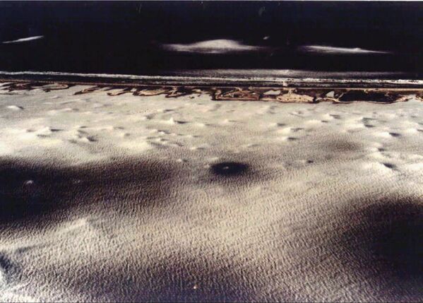 Лагуна Муруроа, Французская Полинезия, после подземного ядерного взрыва 5 сентября 1995 года. Эпицентр отмечен чёрной точкой, воды вокруг побелели. Испытание началось несмотря на международные протесты и положило начало серии из восьми взрывов. - Sputnik Абхазия