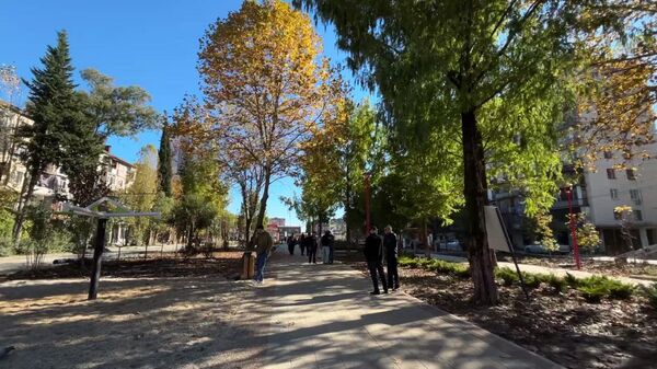 Сквер на Новом районе Сухума - Sputnik Абхазия