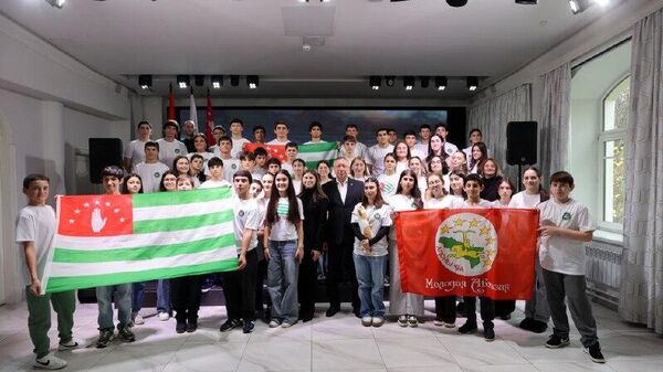 Губернатор Санкт-Петербурга Александр Беглов встретился с делегацией из Абхазии - Sputnik Абхазия