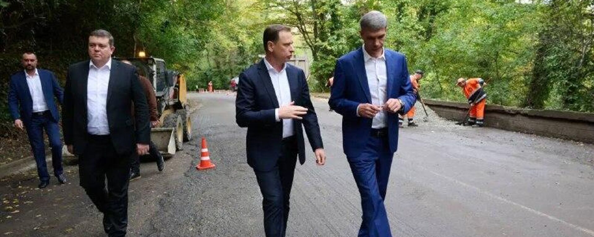 Глава Сочи Андрей Прошунин проверил ход ремонта на Сухумском шоссе - Sputnik Абхазия, 1920, 03.11.2025