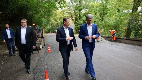 Глава Сочи Андрей Прошунин проверил ход ремонта на Сухумском шоссе - Sputnik Абхазия