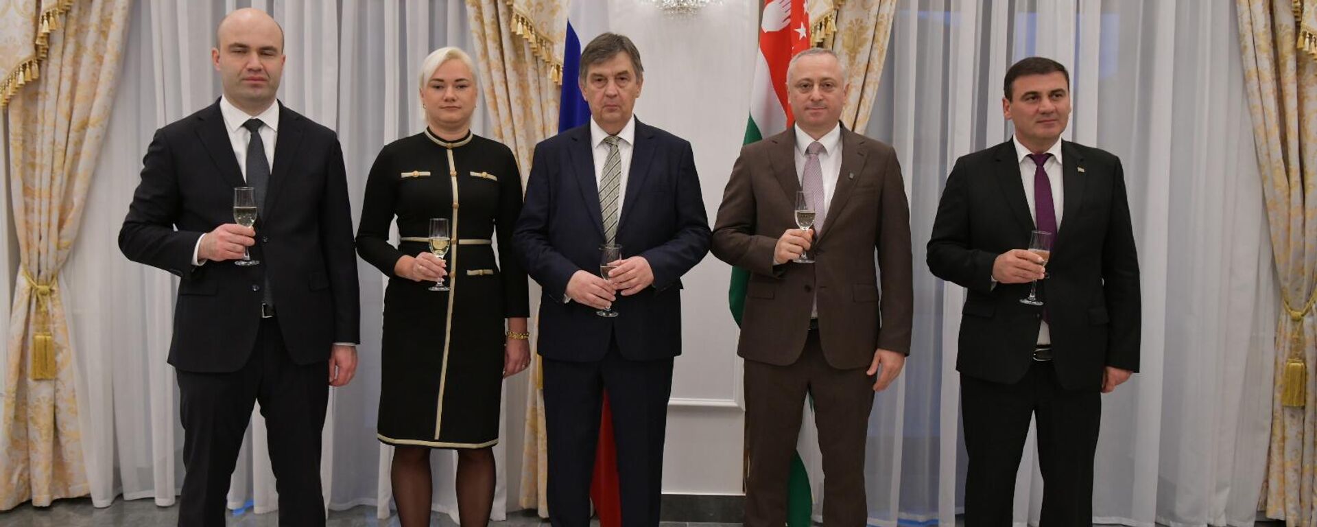 Прием в честь Дня народного единства состоялся в посольстве России в Абхазии Прием в честь Дня народного единства состоялся в посольстве России в Абхазии - Sputnik Абхазия, 1920, 04.11.2025