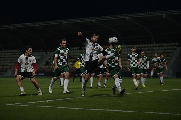 Футболист очамчырской команды прервал опасную атаку соперников. - Sputnik Абхазия