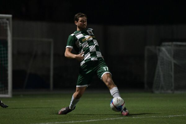 Игрок &quot;Нарта&quot; выбивает мяч со своего штрафного. - Sputnik Абхазия